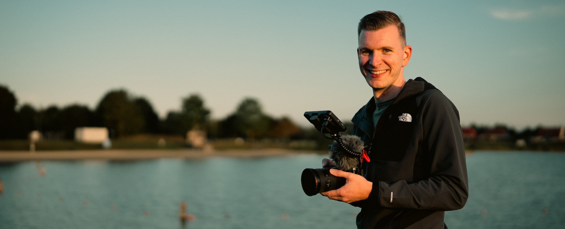 Foto van Jan Doornbos met camera in zijn hand