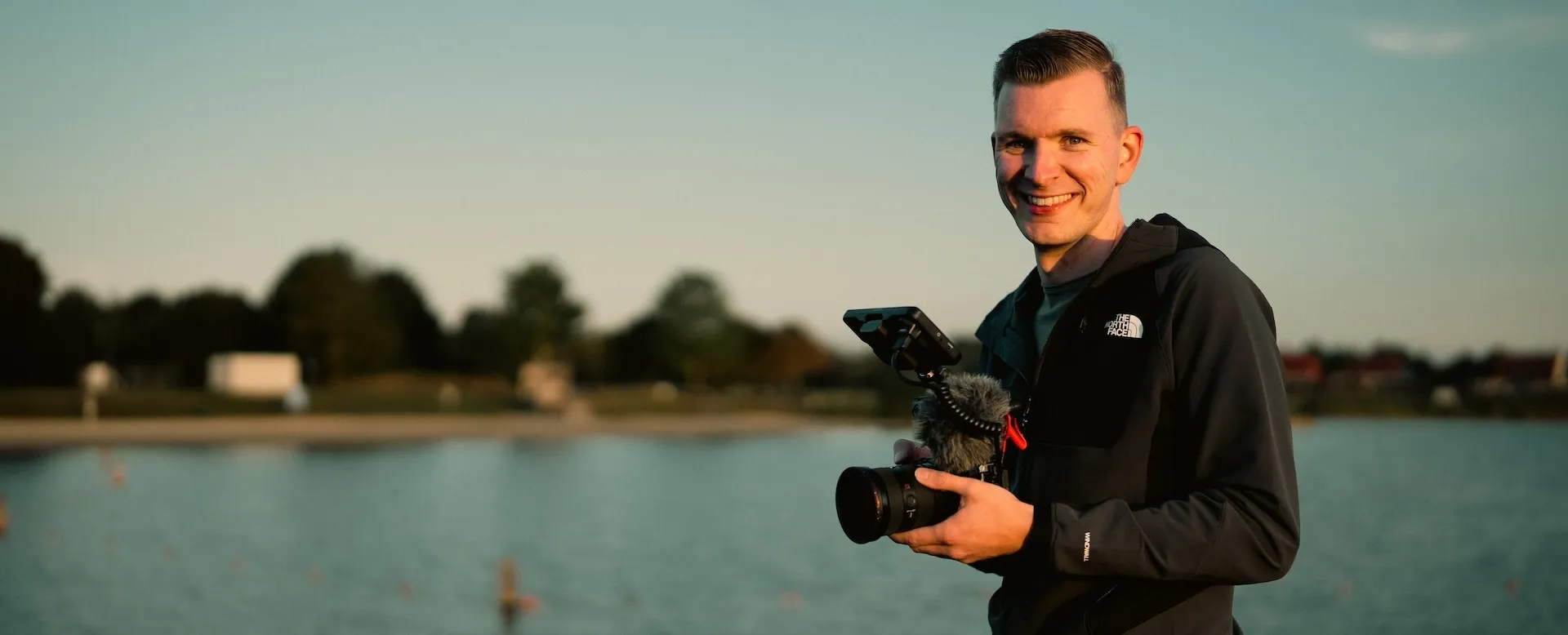 Foto van Jan Doornbos met camera in zijn hand
